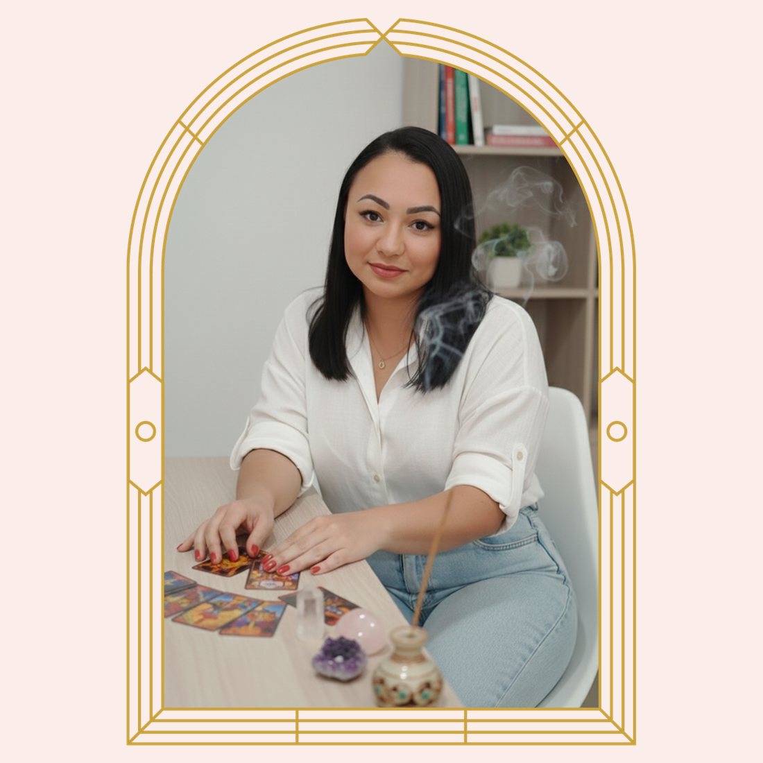 Elaine em sua mesa de trabalho, com cartas de tarot, pêndulo e cristais