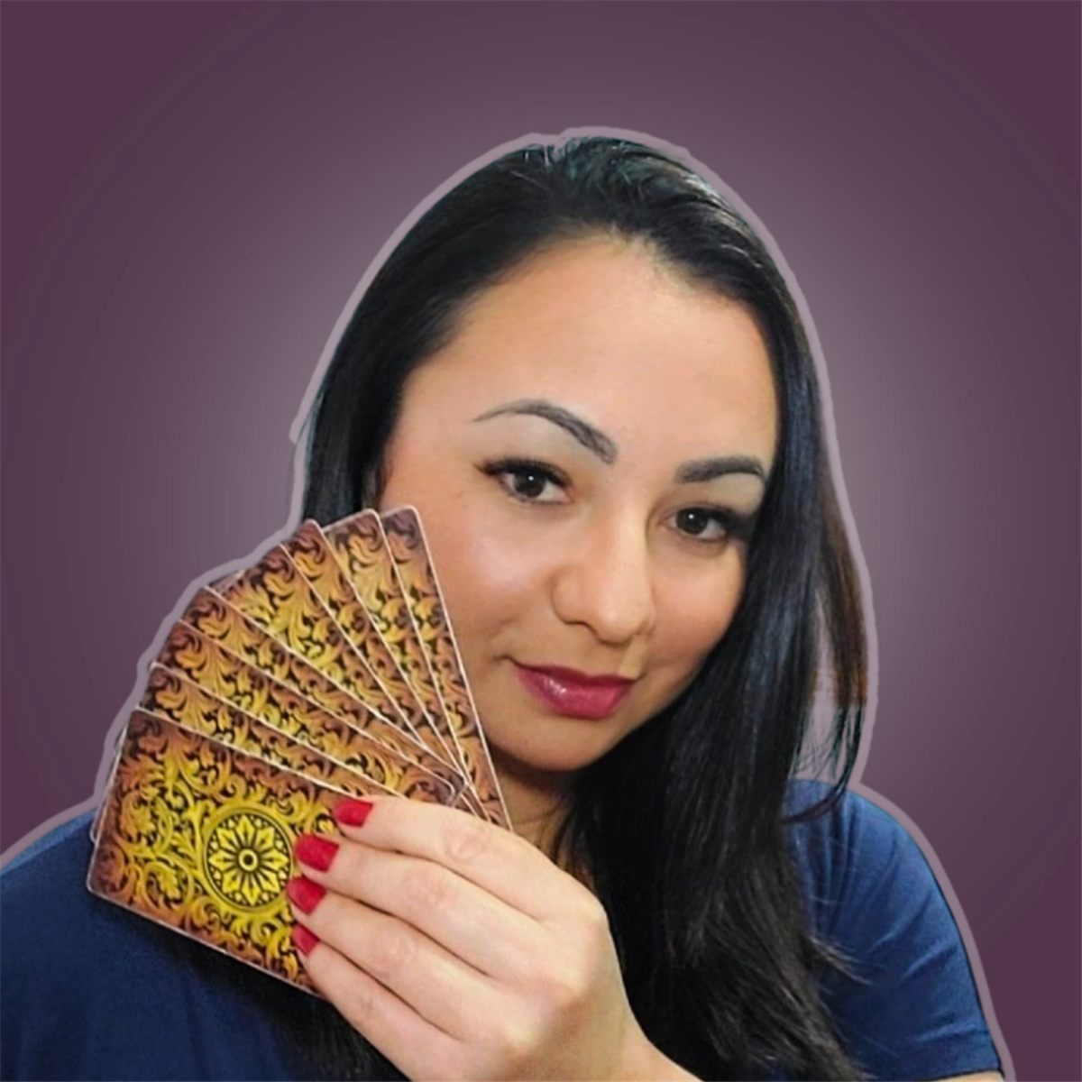 Elaine Vasconcelos sorrindo, segurando cartas de tarot