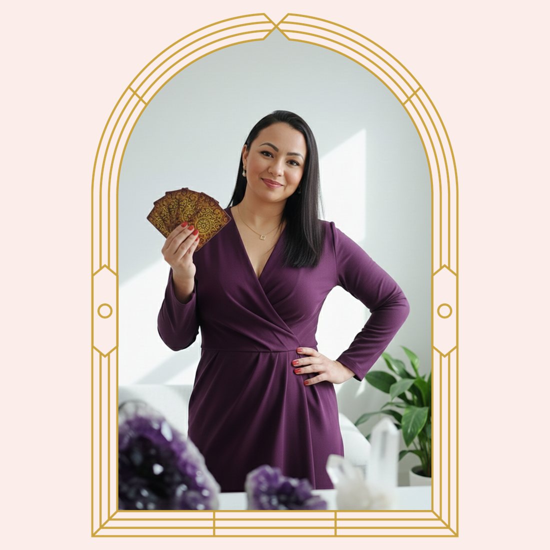 Elaine Vasconcelos segurando cartas de tarot, em pé, sorrindo